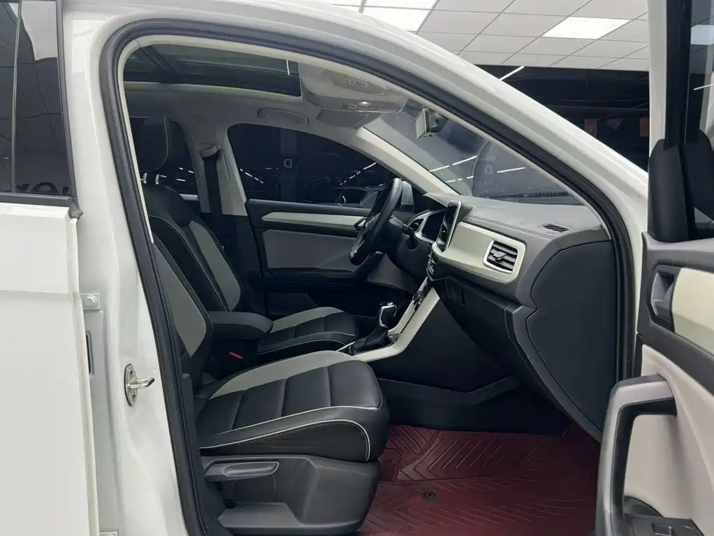Volkswagen T-Roc 2023 — фото 16