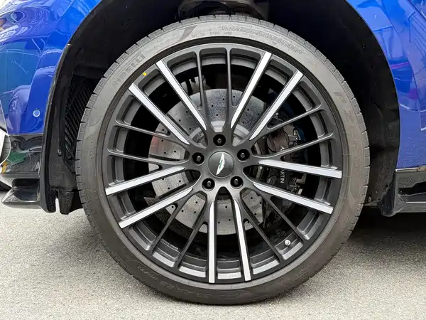 Aston Martin DBX 2024