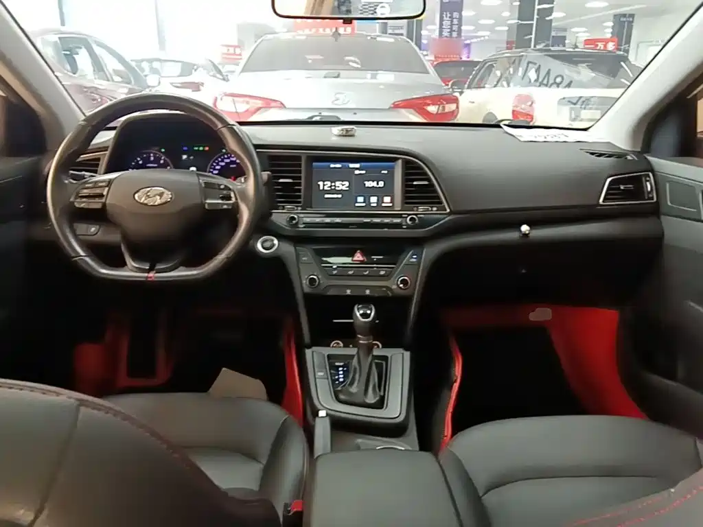 Hyundai Elantra 2018 — фото 10