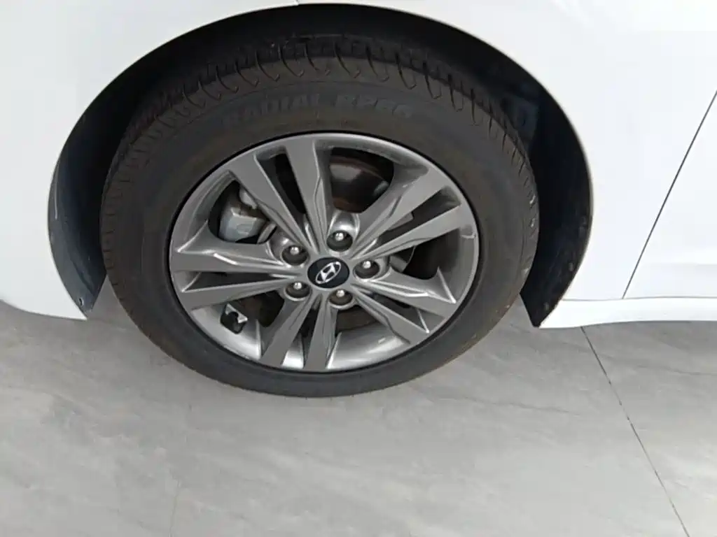 Hyundai Elantra 2018 — фото 23