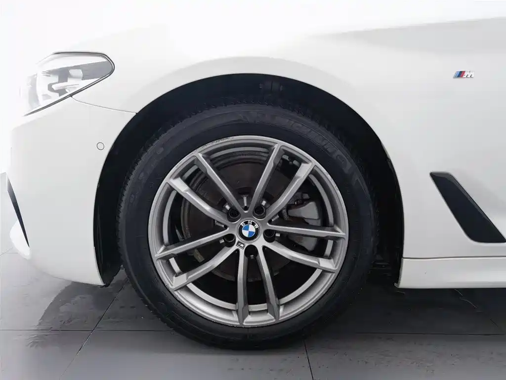 BMW 5 Series 2018 — фото 17