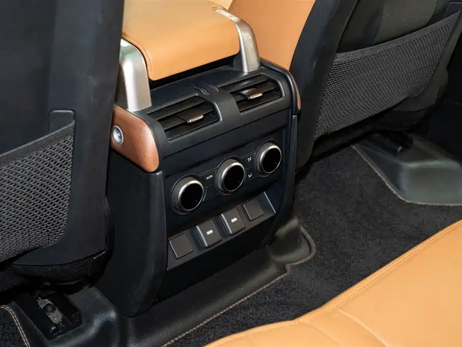 Land Rover Defender 2023 — фото 17