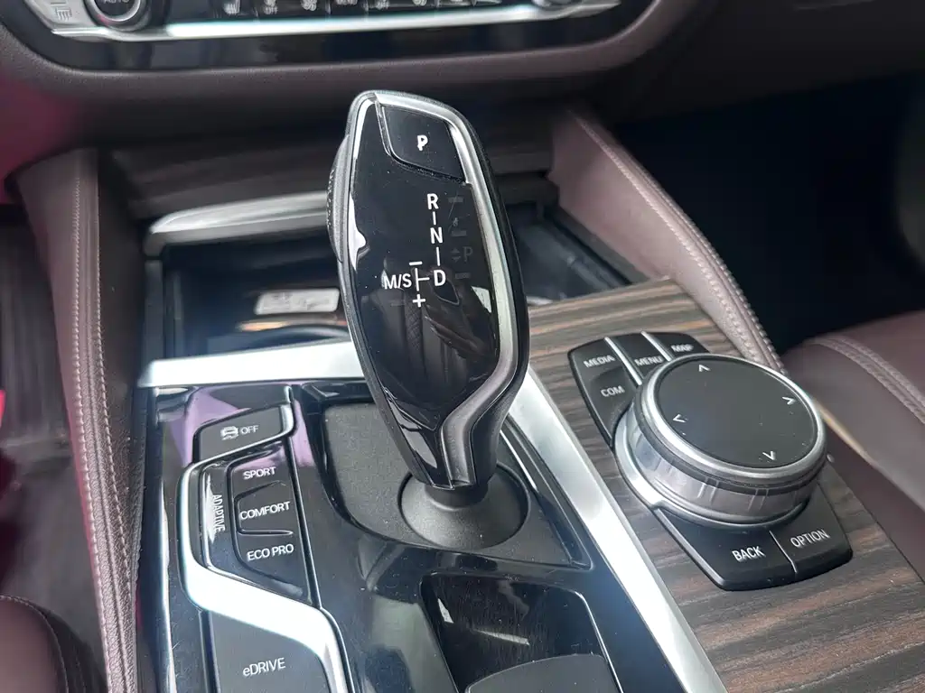 BMW 5 Series New Energy 2019 — фото 19