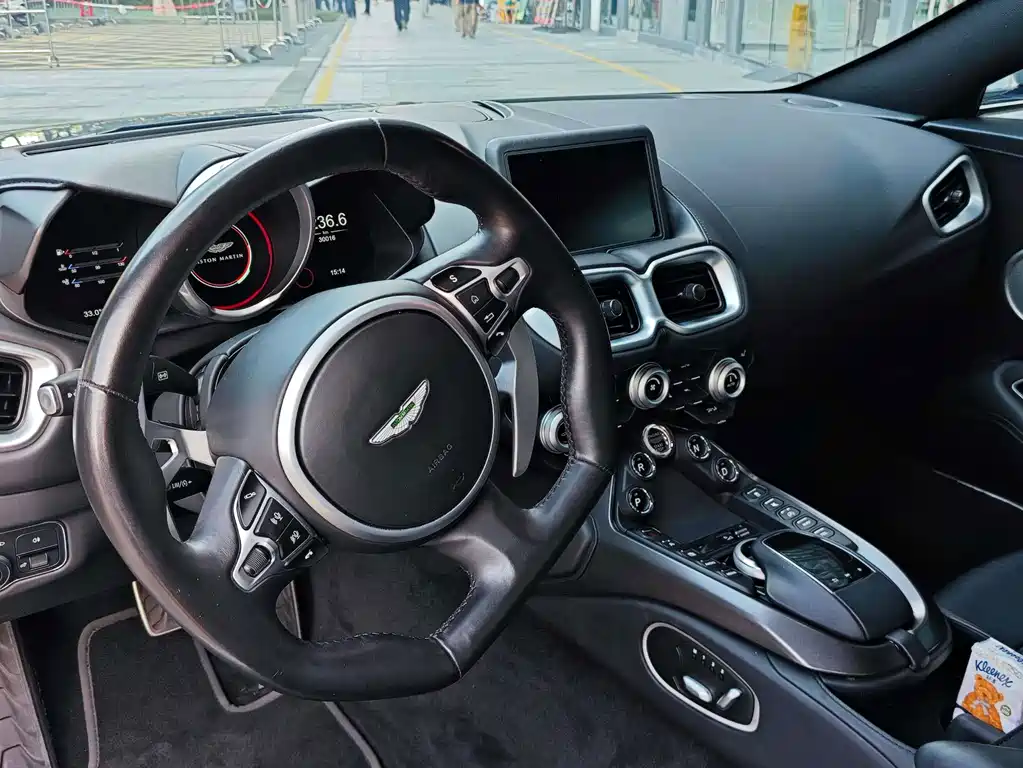 Aston Martin V8 Vantage 2022 — фото 11