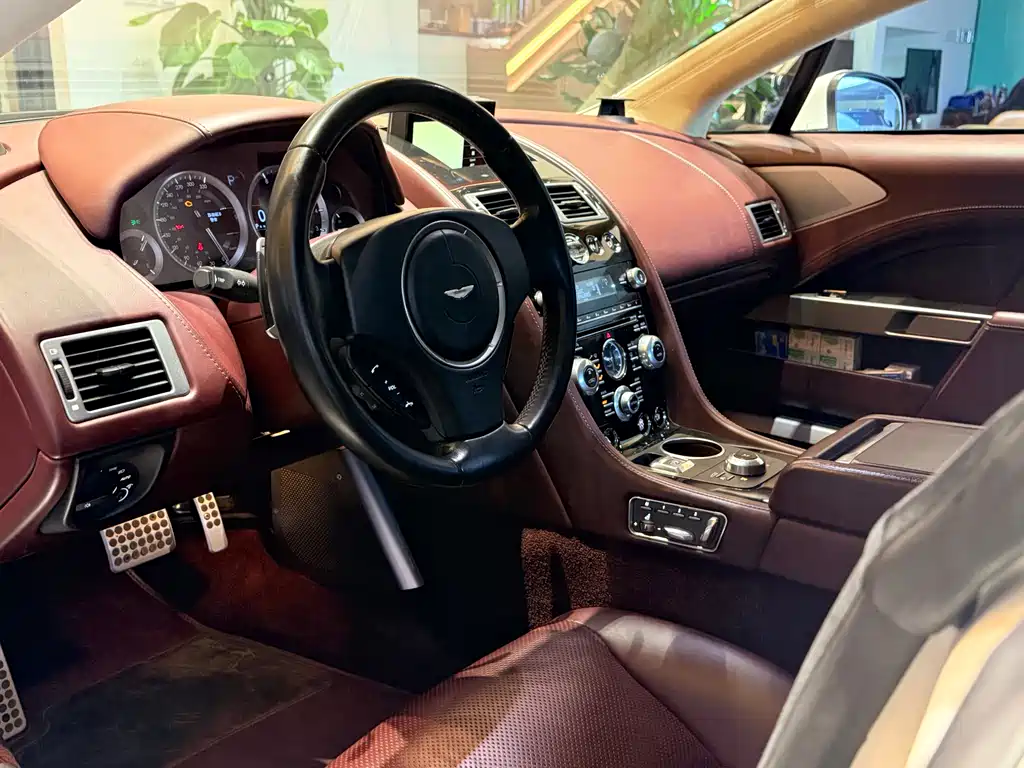 Aston Martin Rapide 2017 — фото 11