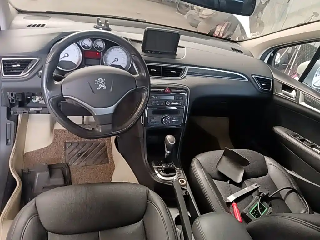 Peugeot 308 2015 — фото 10