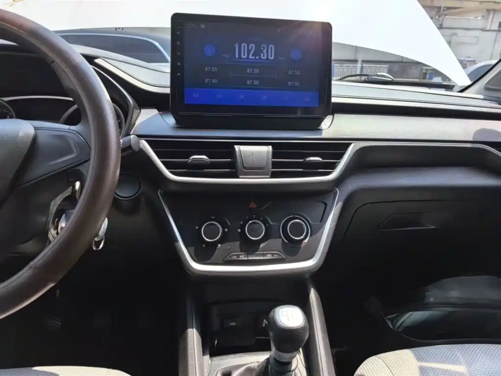Wuling Hongguang S3 2018 — фото 13