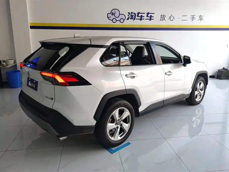 Toyota RAV4 2021 — фото 3