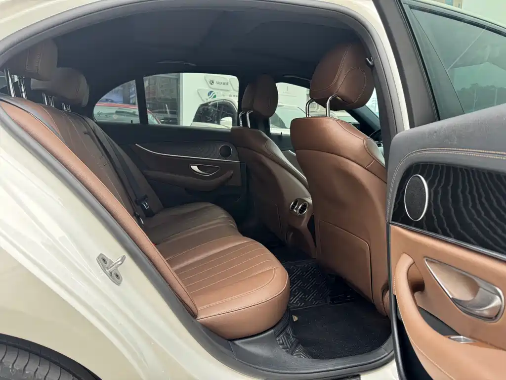 Mercedes-Benz E-Class 2022 — фото 12