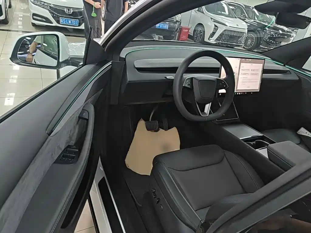 Tesla Model Y L 2026 — фото 16