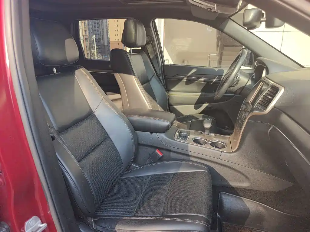 Jeep Grand Cherokee 2015 — фото 18