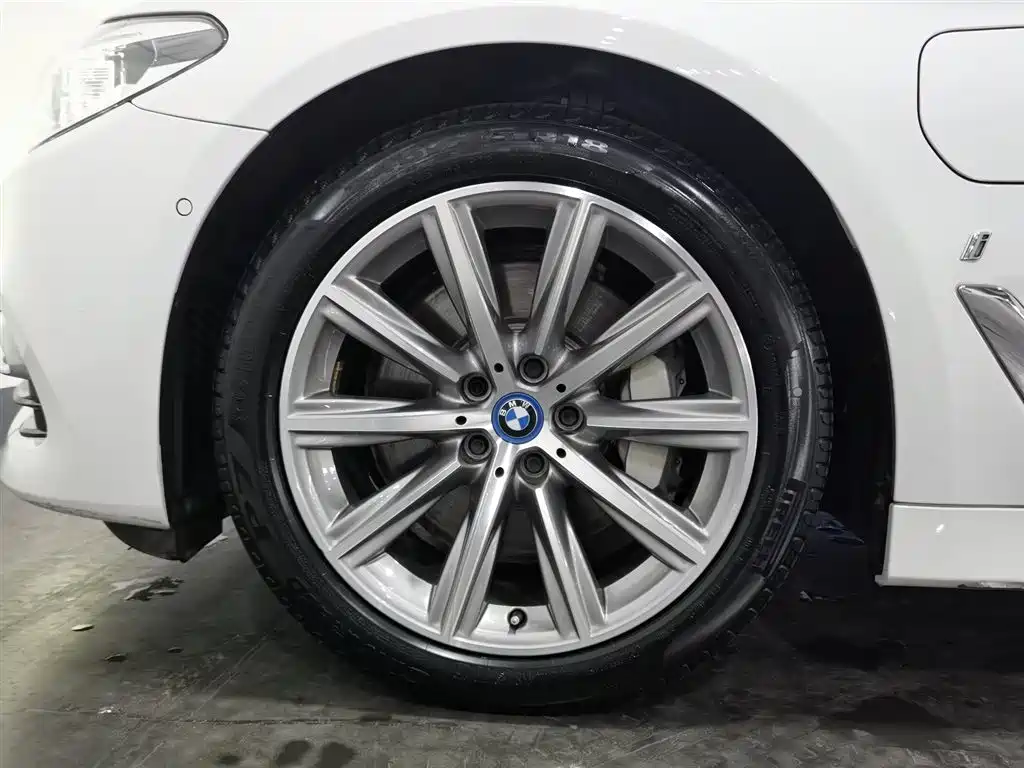 BMW 5 Series New Energy 2018 — фото 17