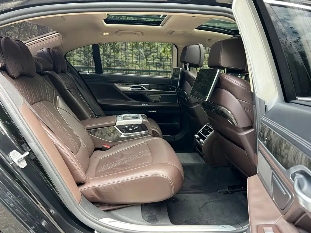 BMW 7 Series 2018 — фото 21
