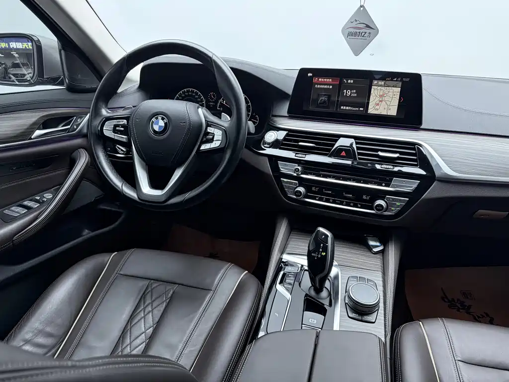 BMW 5 Series 2019 — фото 25