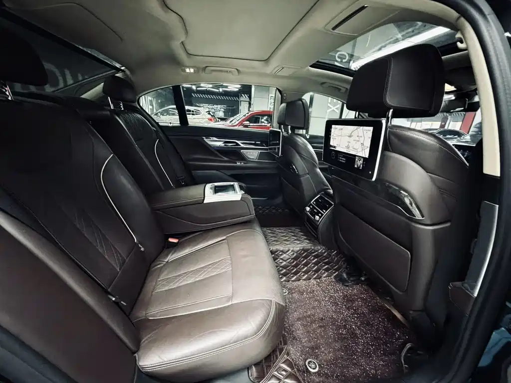 BMW 7 Series 2016 — фото 16