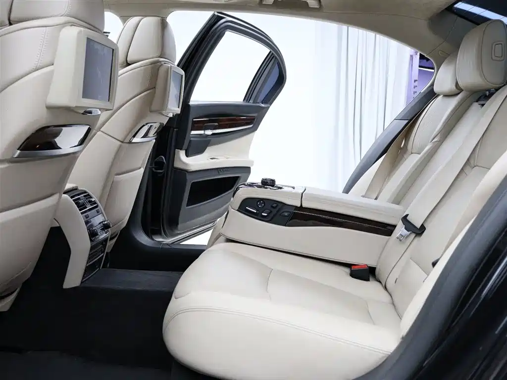 BMW 7 Series 2012 — фото 8