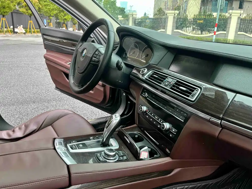 BMW 7 Series 2011 — фото 13