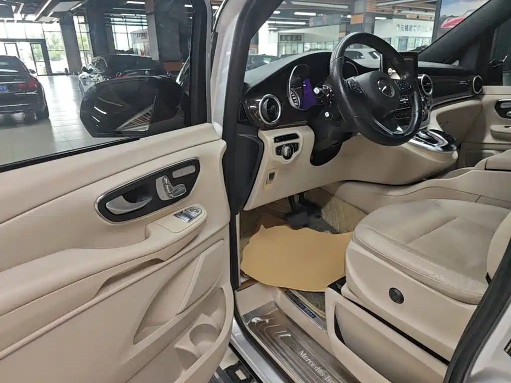 Mercedes-Benz V-Class 2017 — фото 16