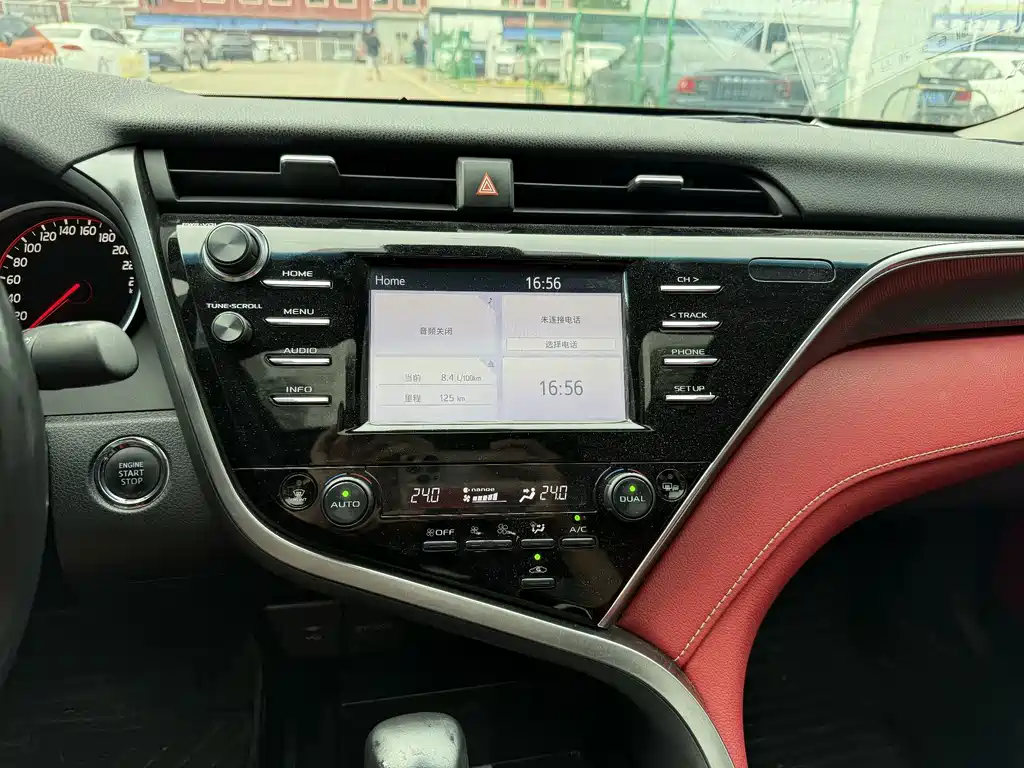 Toyota Camry 2018 — фото 17