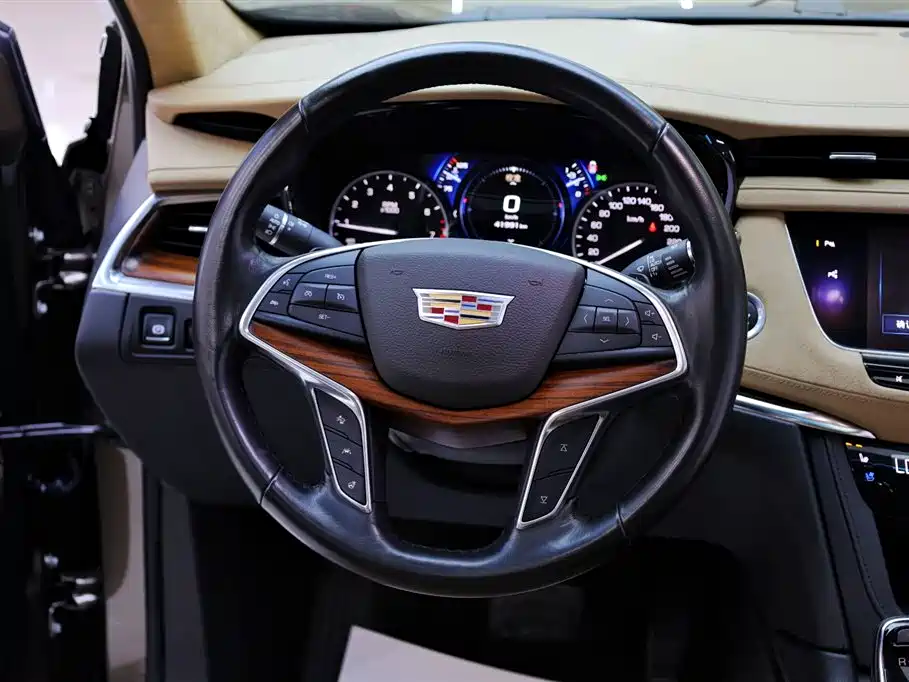 Cadillac XT5 2017 — фото 23