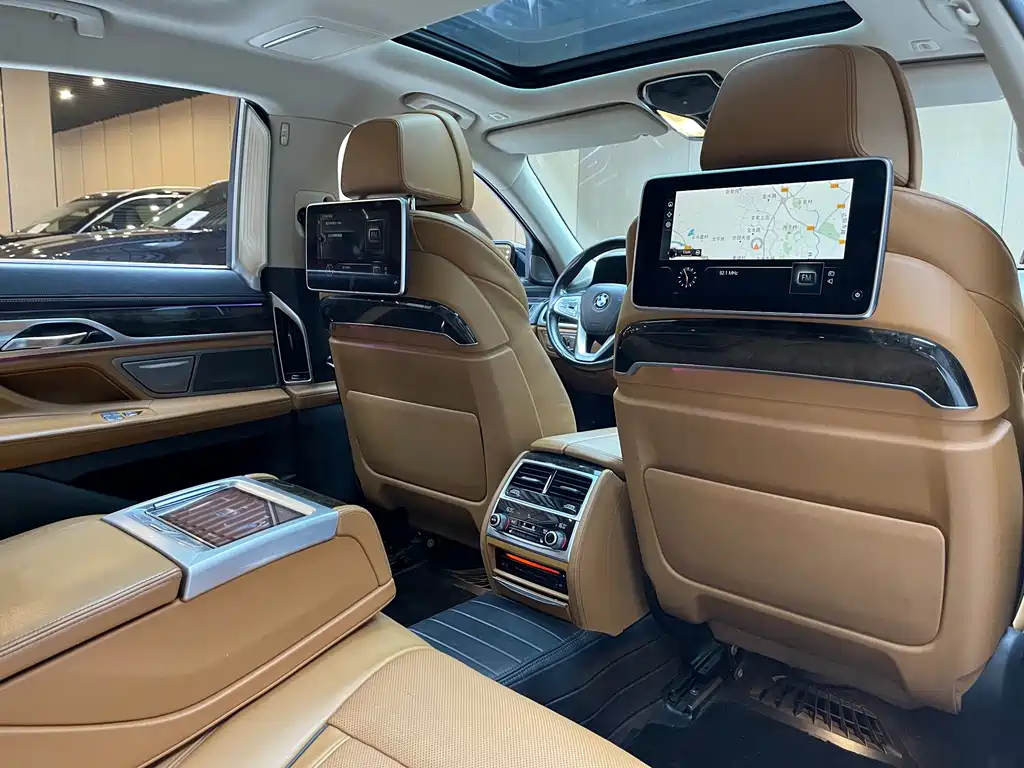 BMW 7 Series 2016 — фото 10