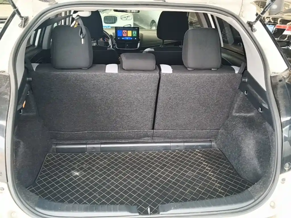 Toyota Yaris L 2023 — фото 19
