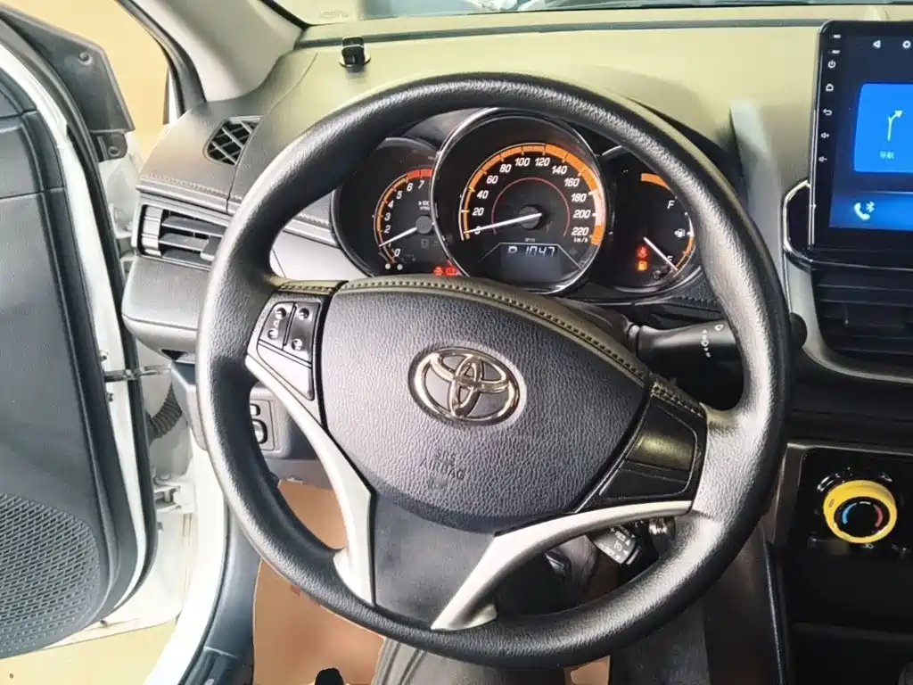 Toyota Yaris L 2023 — фото 11