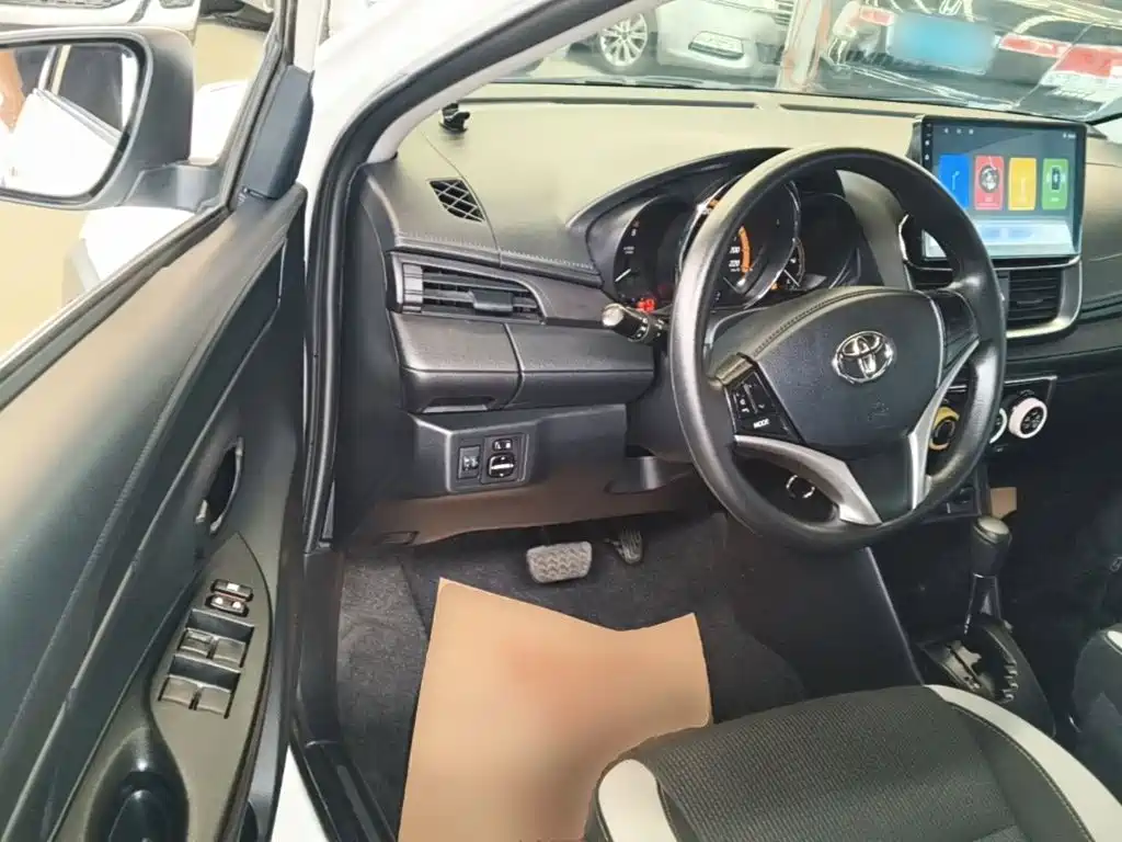 Toyota Yaris L 2023 — фото 16