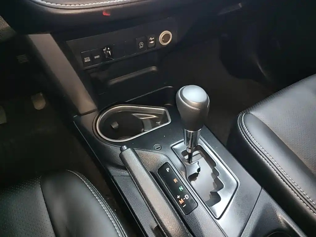 Toyota RAV4 2017 — фото 14