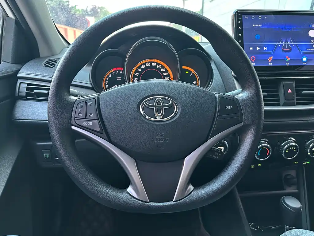 Toyota Yaris L 2022 — фото 8
