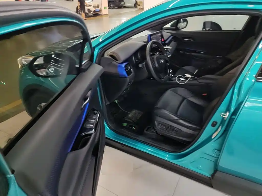 Toyota C-HR 2019 — фото 16