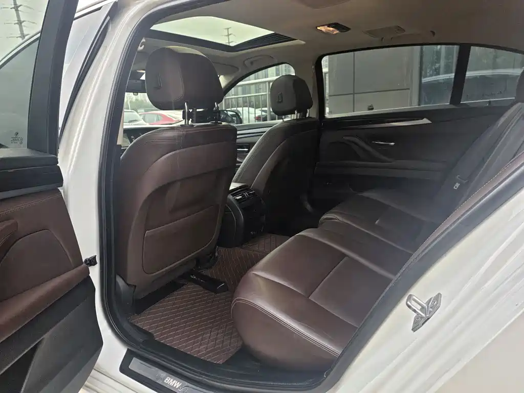 BMW 5 Series 2018 — фото 10