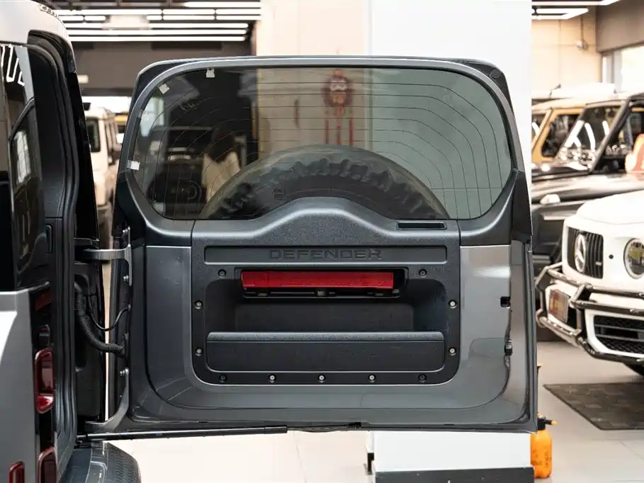 Land Rover Defender 2023 — фото 18