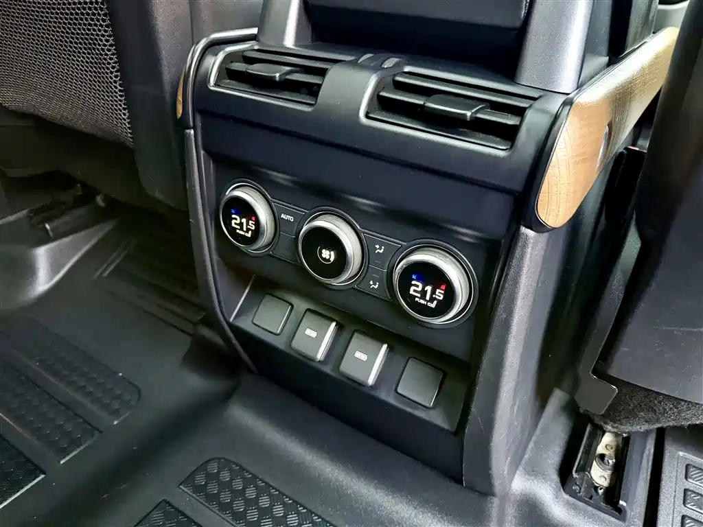 Land Rover Defender 2023 — фото 16
