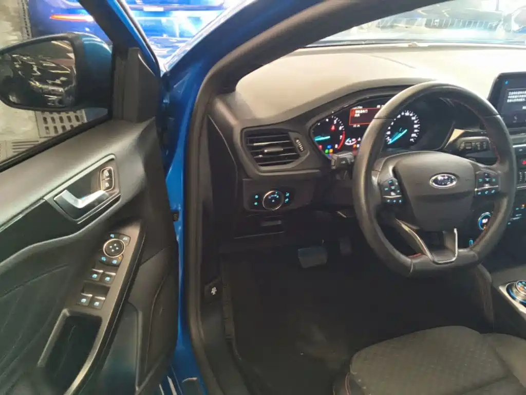 Ford Focus 2019 — фото 16