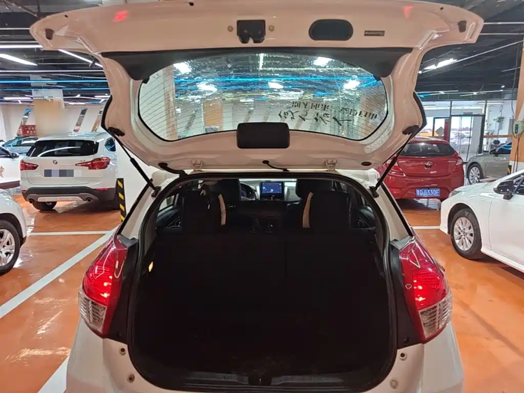 Toyota Yaris L 2015 — фото 19