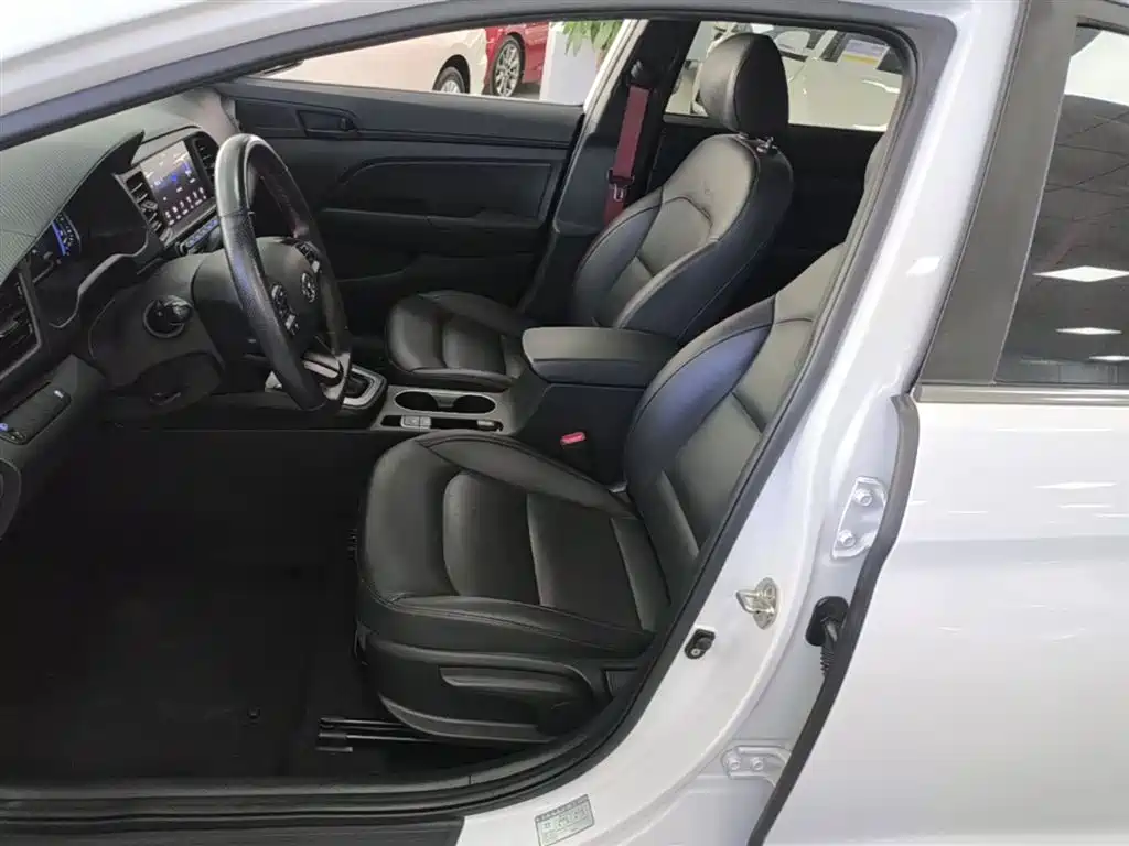 Hyundai Elantra 2019 — фото 15