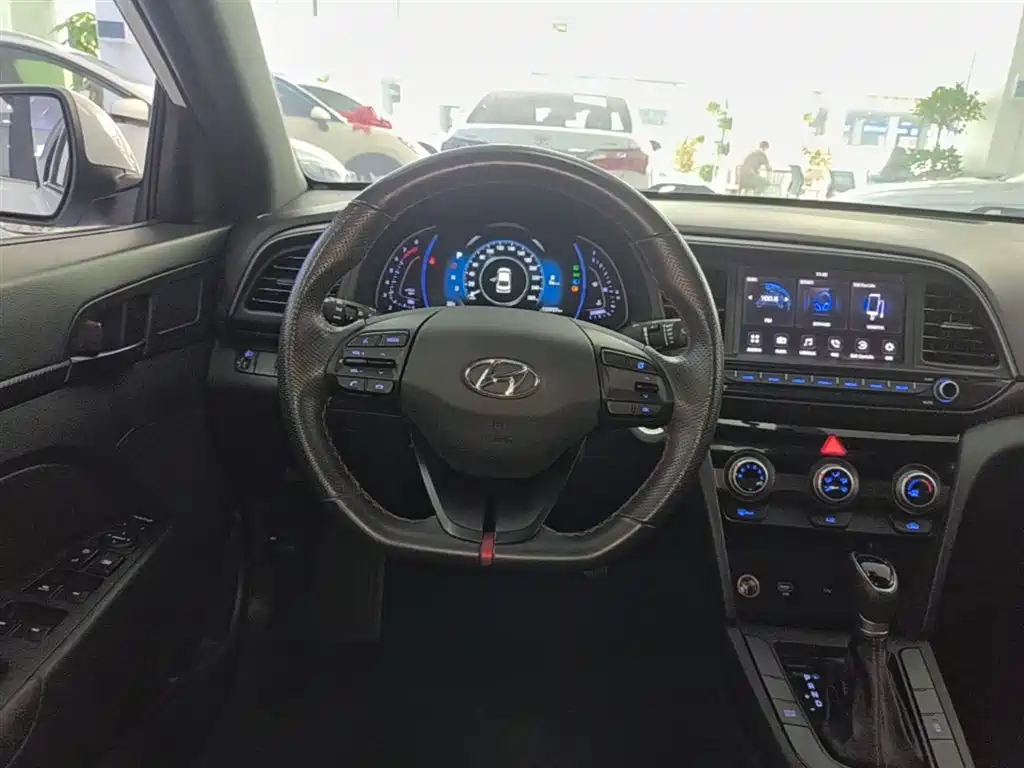 Hyundai Elantra 2019 — фото 11