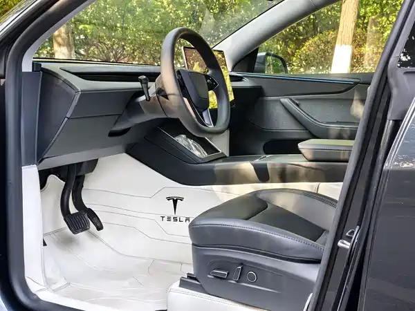 Tesla Model Y 2025