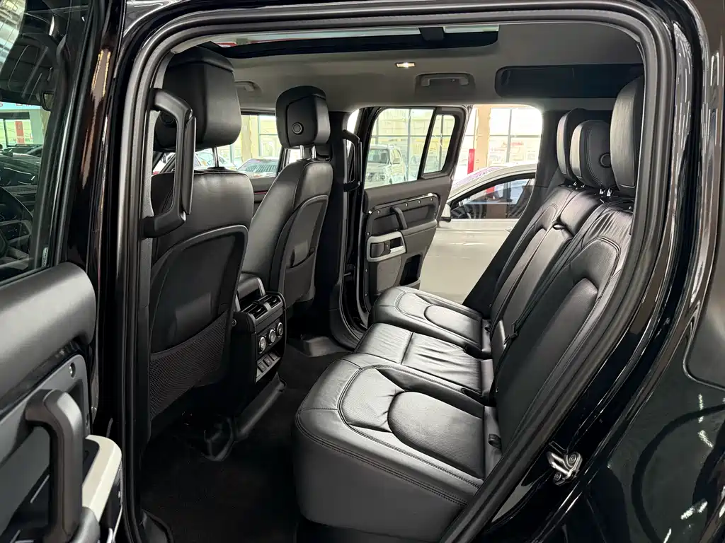 Land Rover Defender 2024 — фото 10
