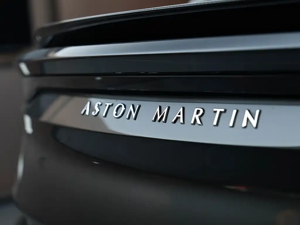 Aston Martin DBS 2019 — фото 10