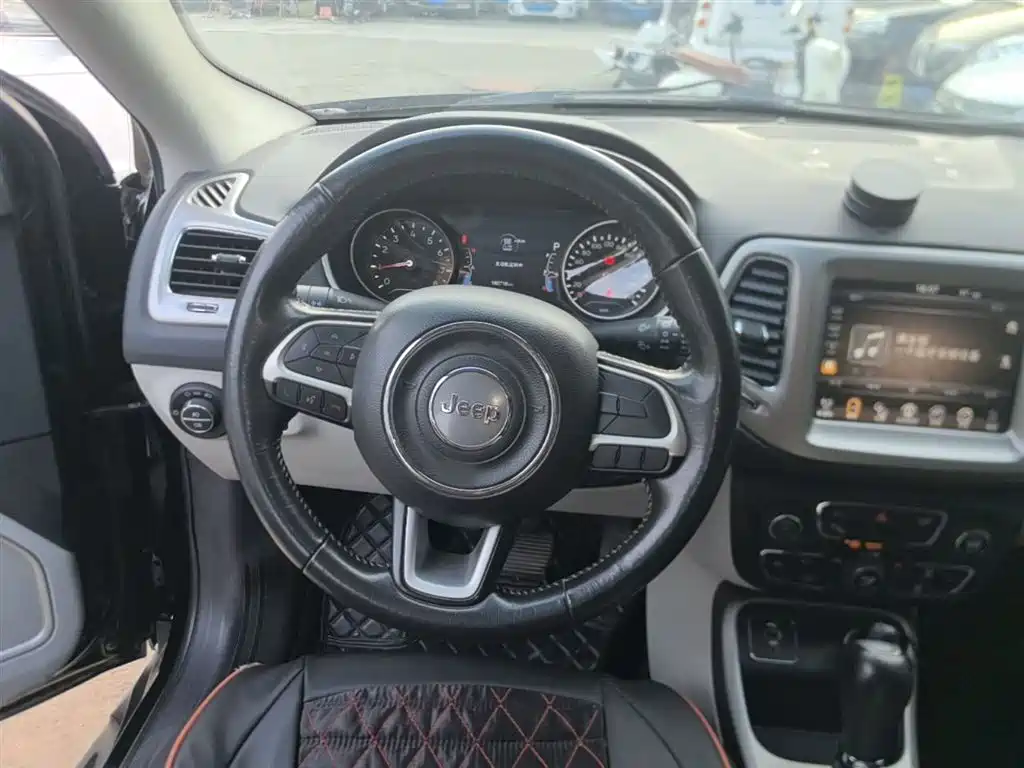 Jeep Compass 2017 — фото 11