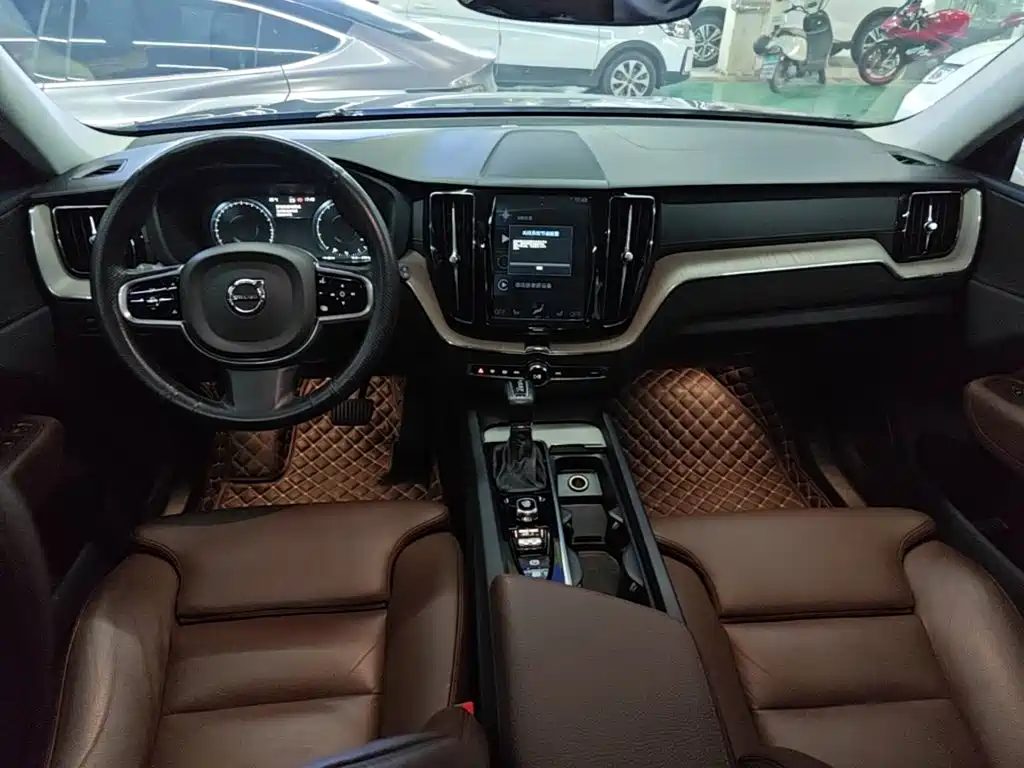 Volvo XC60 2018 — фото 10