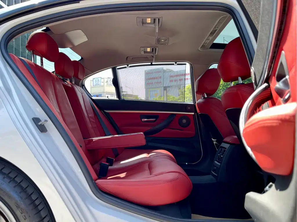 BMW 3 Series 2018 — фото 12