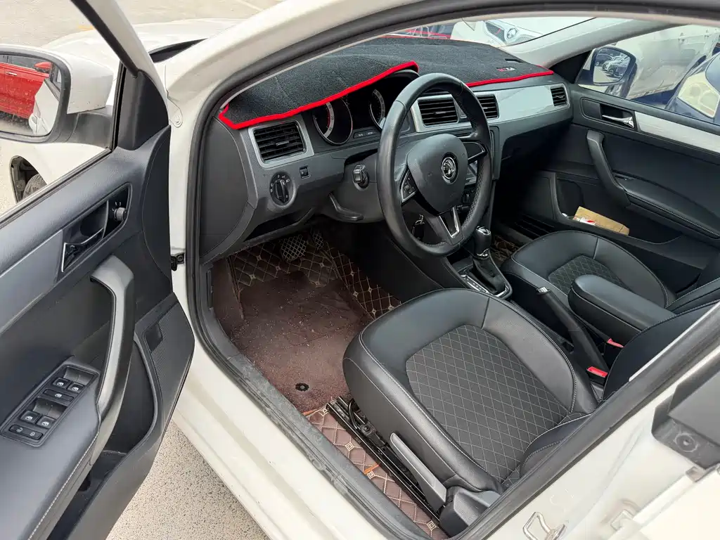 Skoda Rapid Spaceback 2018 — фото 2
