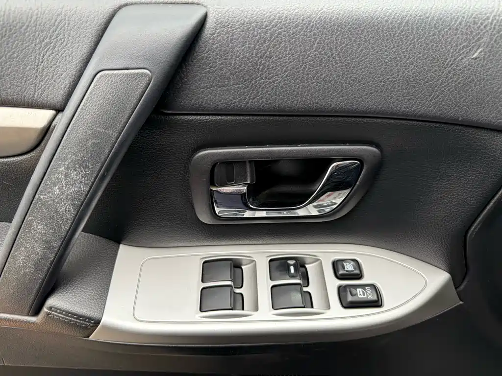 Mitsubishi Pajero 2017 — фото 18