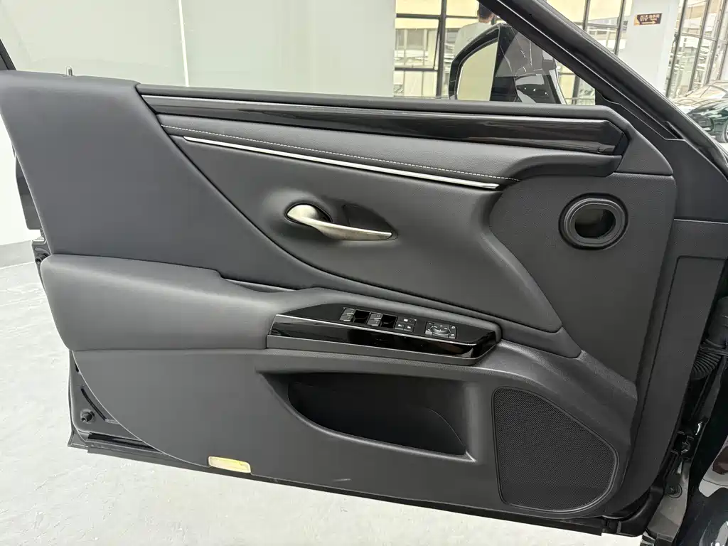 Lexus ES 2023 — фото 12