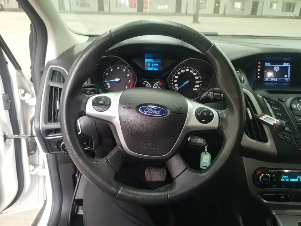 Ford Focus 2014 — фото 11