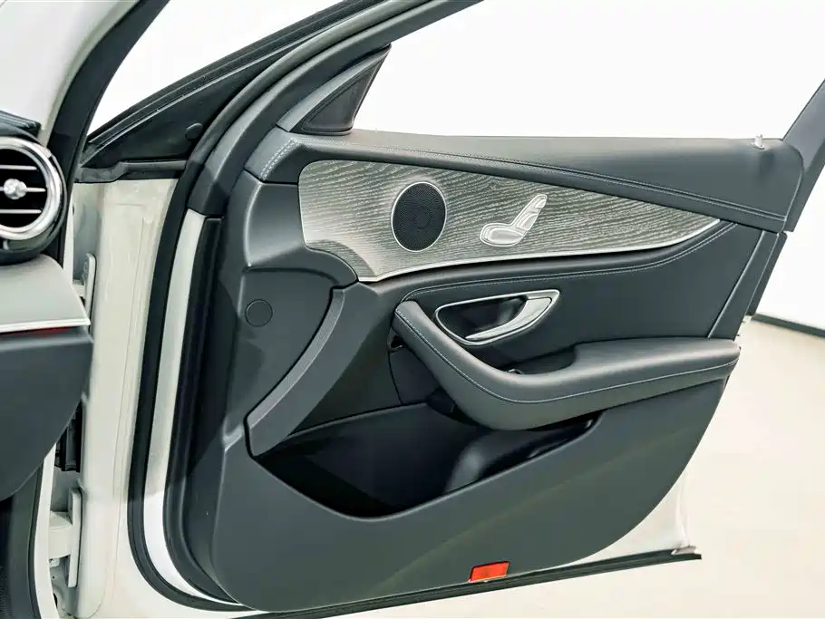 Mercedes-Benz E-Class 2024 — фото 13