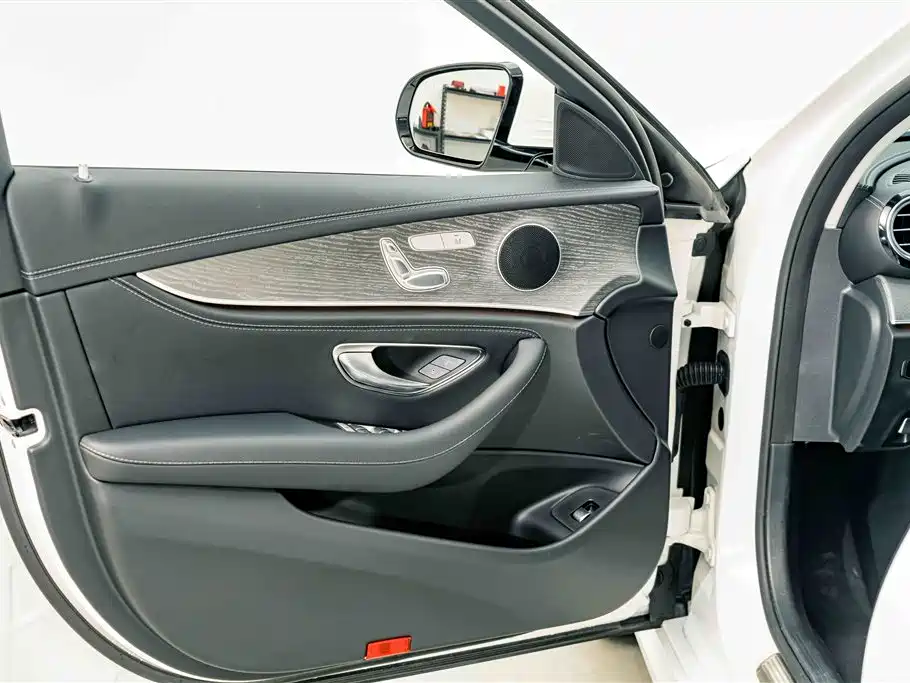 Mercedes-Benz E-Class 2024 — фото 16